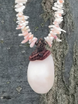 Růžový andský opál v náhrdelníku